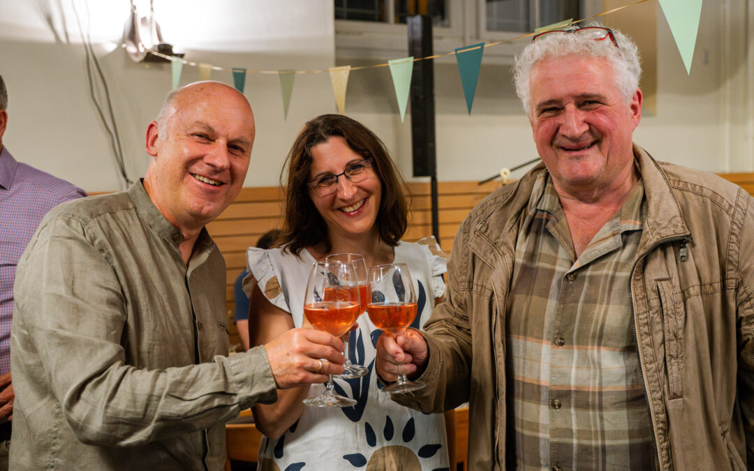 Cornelia Dellmour, David Schneider und Markus Zuberbühler stossen auf den Start von Denkraum an.