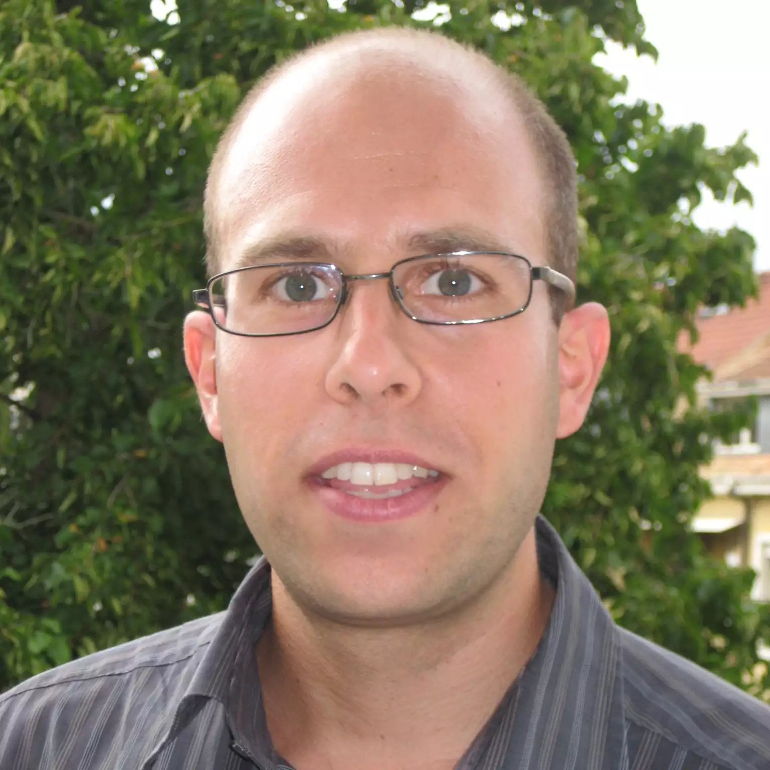 Eine Schülerklasse im Klassenzimmer vor aufgeschlagenem Lehrbuch