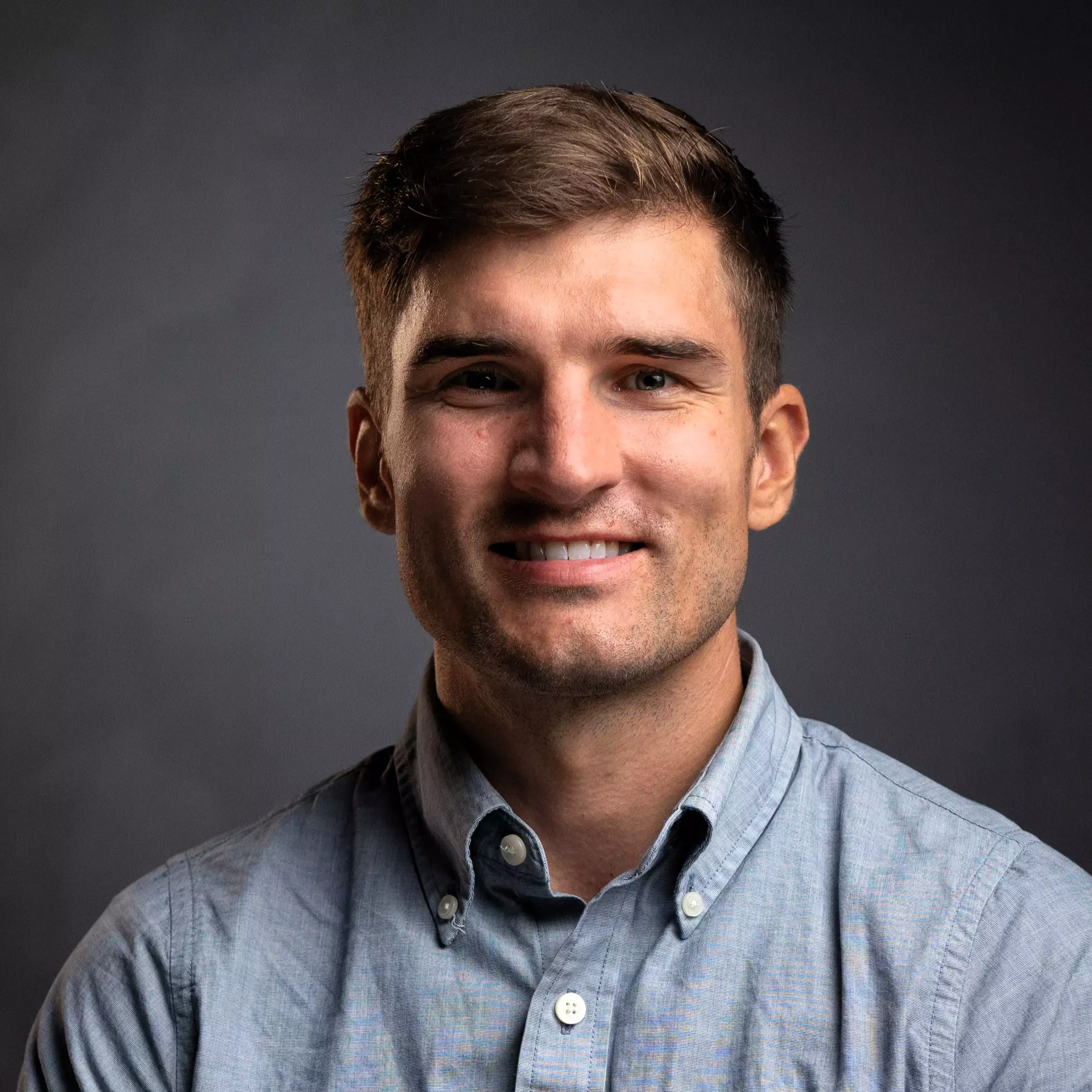 Eine Schülerklasse im Klassenzimmer vor aufgeschlagenem Lehrbuch