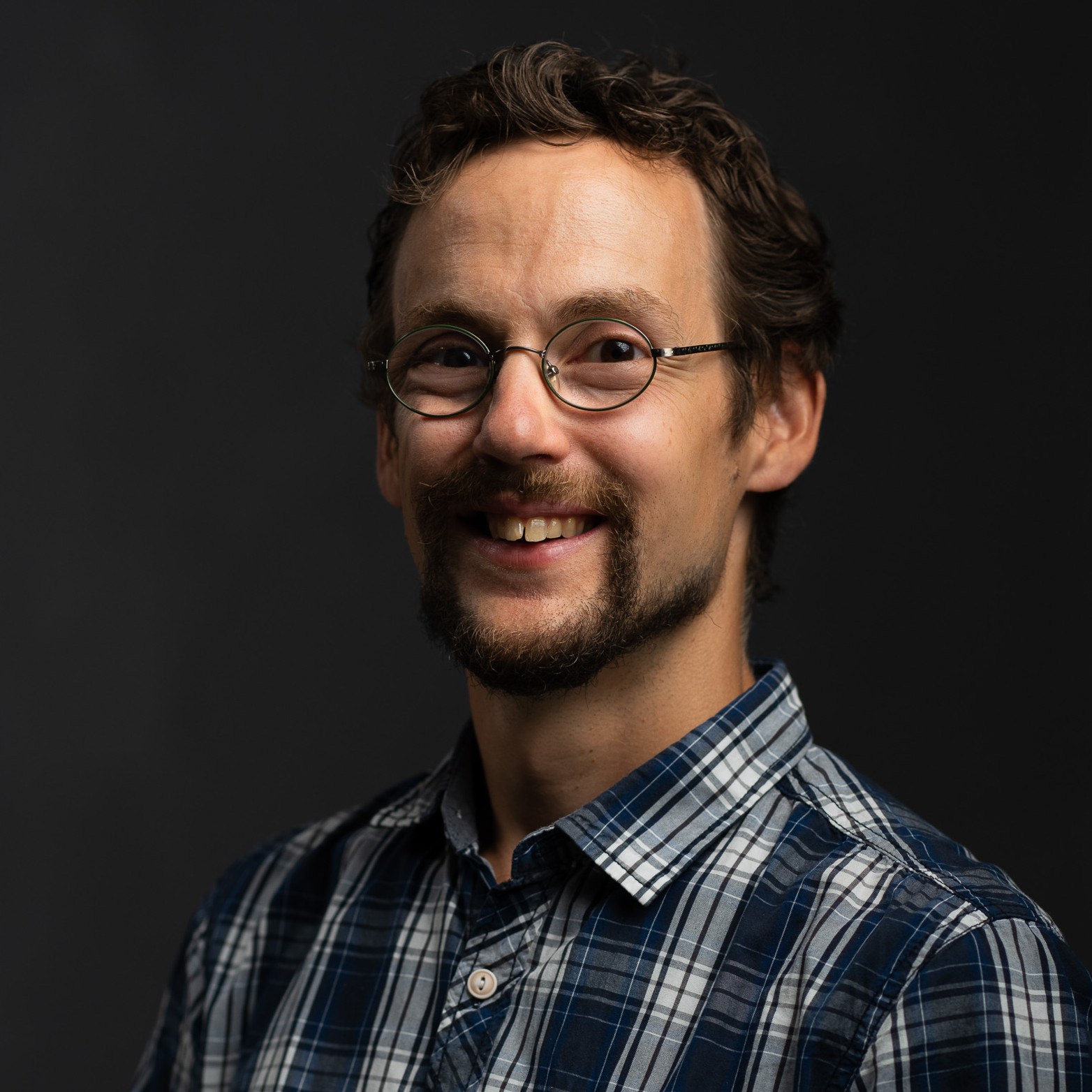 Eine Schülerklasse im Klassenzimmer vor aufgeschlagenem Lehrbuch