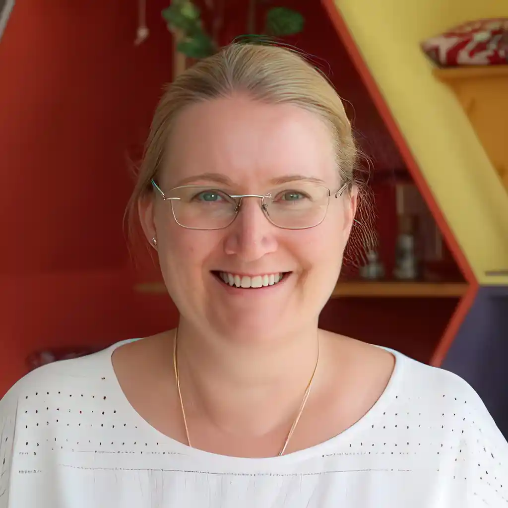 Eine Schülerklasse im Klassenzimmer vor aufgeschlagenem Lehrbuch